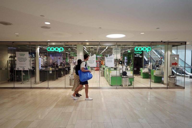 Vụ tấn công đã khiến hàng trăm cửa hàng của chuỗi siêu thị Coop của Thụy Điển phải đóng cửa (Ảnh: WSJ).