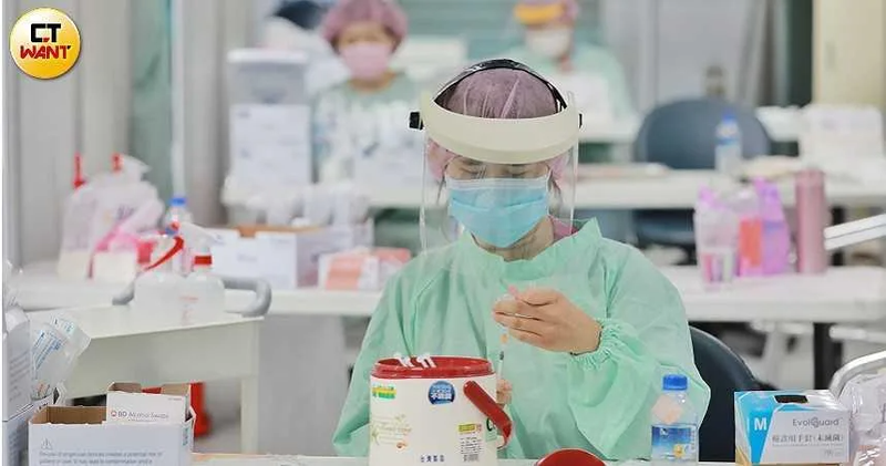 Các nhà khoa học Anh đã phát hiện những đột biến bất thường ở biến chủng Lambda (Ảnh: Yahoo).