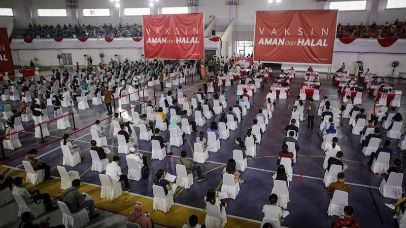 Hiện 8% dân số Indonesia đã được tiêm vaccine, chính phủ bắt đầu đẩy mạnh chiến dịch tiêm chủng cho toàn dân (Ảnh: Yahoo).