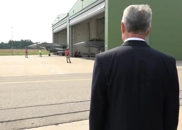 Tổng thống Litva Nauseda xem các máy bay chiến đấu Tây Ban Nha ra khỏi nhà chứa để xuất kích (Ảnh: Đông Phương).