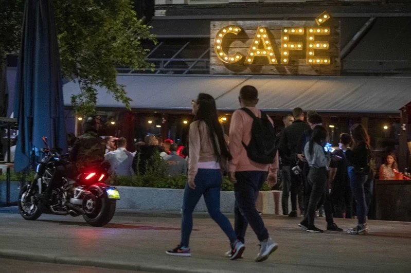 Sau khi bỏ giãn cách, các cuộc tụ tập đông người đã khiến dịch COVID-19 ở Hà Lan bùng phát trở lại (Ảnh: UDN).