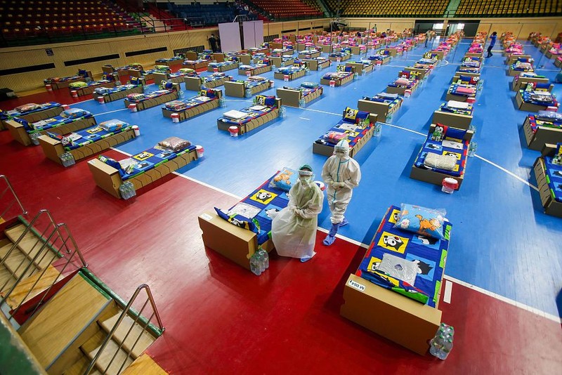 Do số người bệnh tăng mạnh, Thái Lan đã tận dụng các nhà thi đấu thể thao để xây dựng bệnh viện cabine (Ảnh: huanqiu).