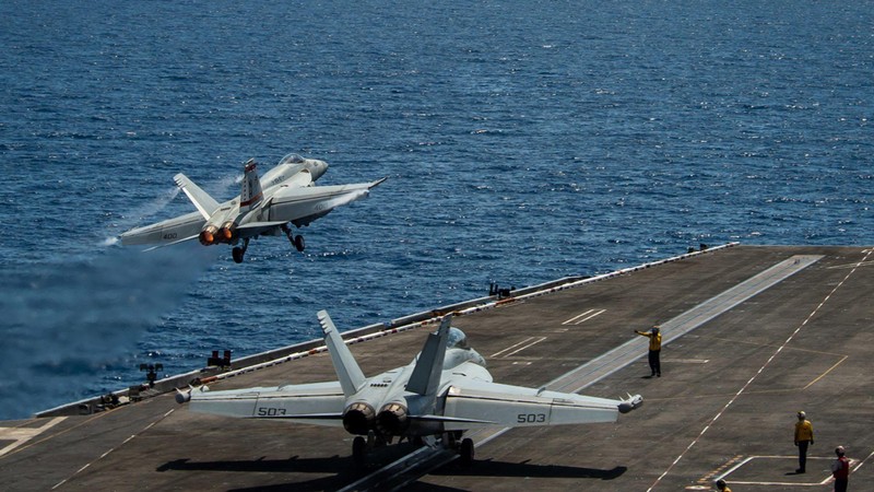 Tàu sân bay USS Roosvelt tập trận trên Biển Đông hôm 6/4 (Ảnh: HĐ7).