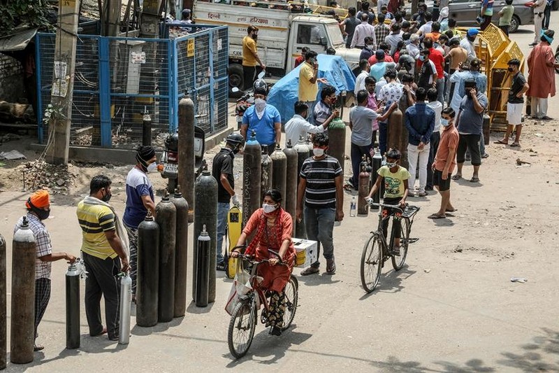 Dân chúng xếp hàng mua oxy về nhà tự điều trị (Ảnh: AP).