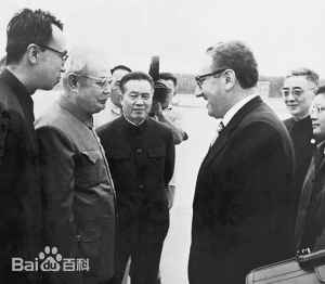 Nguyên soái Diệp Kiếm Anh (thứ 2, bên trái) đón Kissinger tại sân bay Nam Uyển (Ảnh: baidu).