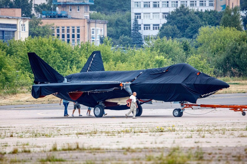 Hình ảnh chiếc máy bay bí ẩn xuất hiện tại sân bay Zhukovsky hôm 15/7 (Ảnh: AP).