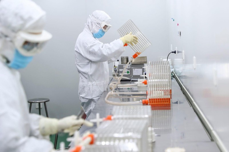 Sãn xuất vaccine tại công ty Sinovac Biotech (Ảnh: Đa Chiều).