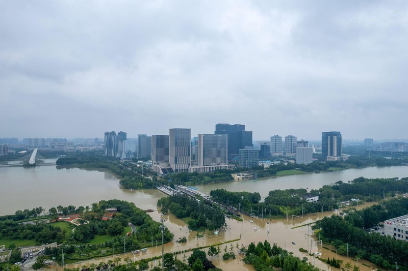 Ngày 22/7, thành phố Trịnh Châu vẫn còn ngập nặng (Ảnh: VCG).