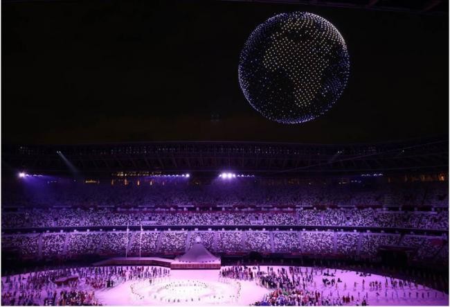 Các máy bay không người lái xếp hình Trái Đất (Ảnh: Reuters). Các máy bay không người lái xếp hình Trái Đất (Ảnh: Reuters).