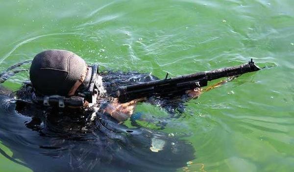 Huấn luyện sử dụng súng tiểu liên lưỡng cư (Ảnh: toutiao). Huấn luyện sử dụng súng tiểu liên lưỡng cư (Ảnh: toutiao).