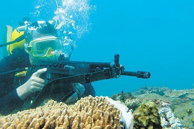 Phục kích dưới đáy biển (Ảnh: toutiao). Phục kích dưới đáy biển (Ảnh: toutiao).