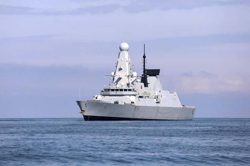 Tàu khu trục HMS Defender của Anh bị Nga cáo buộc xâm phạm lãnh hải Nga trên Biển Đen và bị nổ súng cảnh cáo hồi tháng 6 (Ảnh: AP).