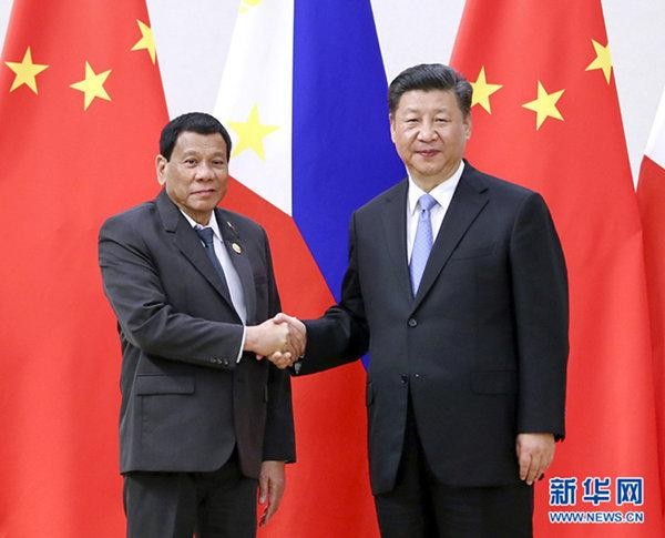 Trong nhiệm kì của mình, ông Duterte đã nhiều lần tới thăm và theo đuổi "chính sách xoa dịu" với Trung Quốc (Ảnh: Tân Hoa xã).