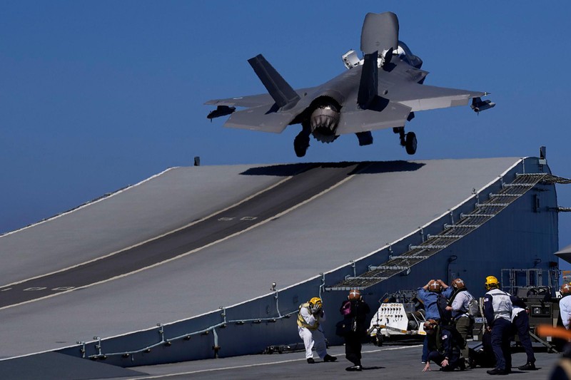 Chiến đấu cơ F-35 cất cánh từ HMS Queen Elizabeth (Ảnh: AP). Chiến đấu cơ F-35 cất cánh từ HMS Queen Elizabeth (Ảnh: AP).