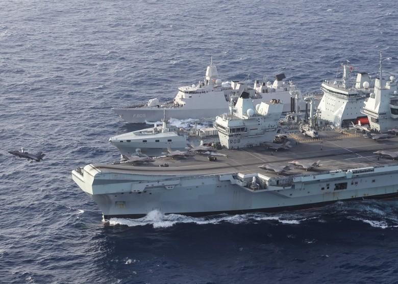 Các máy bay F-35B của Mỹ đang tập cất hạ cánh trên HMS Queen Elizabeth (Ảnh: Dwnews).