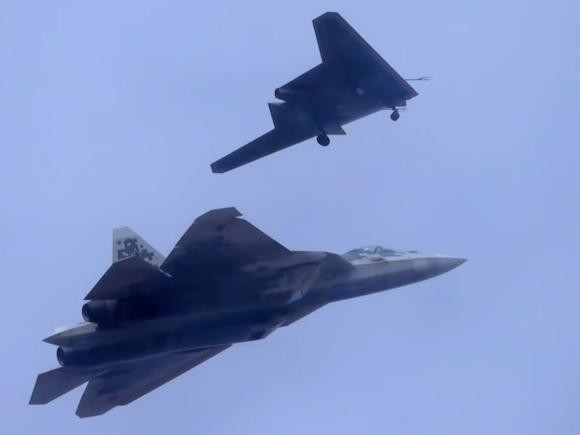 Su-70 (trên) thử nghiệm bay phối hợp tác chiến cùng Su-57 (Ảnh: sputnik).