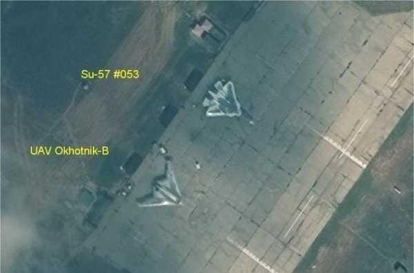 Su-57 đỗ bên cạnh UAV S-70 Okhotnik (Ảnh: defence).