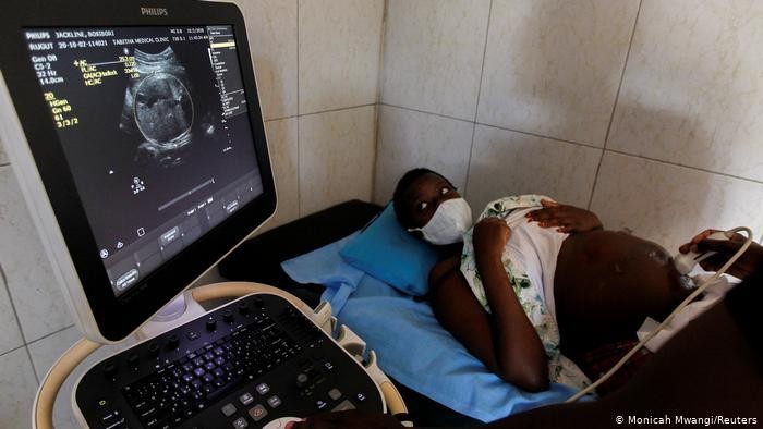 Tin đồn tiêm vaccine COVID-19 có thể gây vô sinh là hoàn toàn không có cơ sở (Ảnh: Deutsche Welle). Tin đồn tiêm vaccine COVID-19 có thể gây vô sinh là hoàn toàn không có cơ sở (Ảnh: Deutsche Welle).