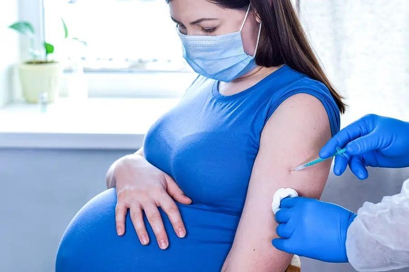 Phụ nữ mang thai cần đi tiêm vaccine COVID-19 để bảo vệ mình (Ảnh: womens.es). Phụ nữ mang thai cần đi tiêm vaccine COVID-19 để bảo vệ mình (Ảnh: womens.es).