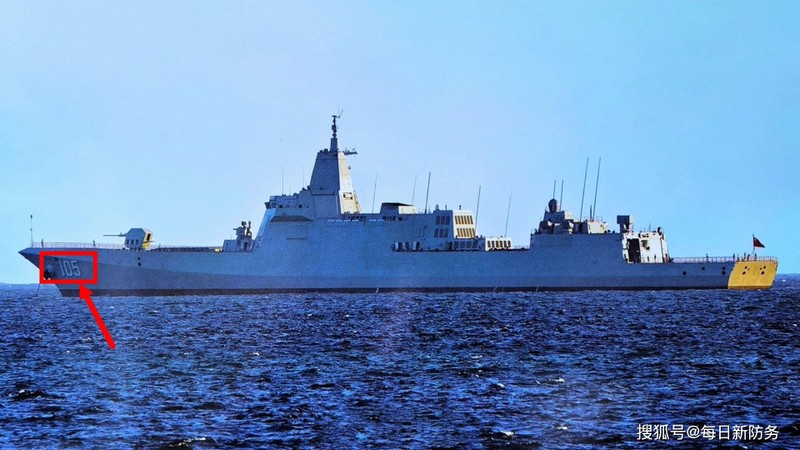 Khu trục hạm mang tên lửa dẫn đường Type 055 Đại Liên (Ảnh: Sohu).