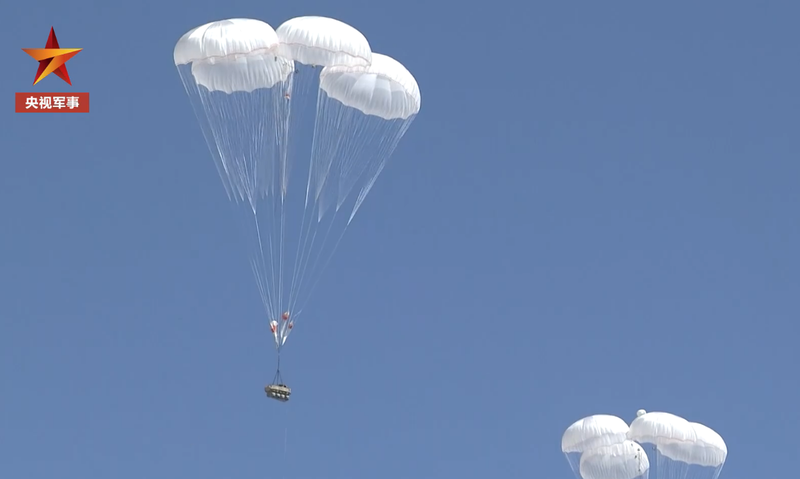 Máy bay Y-20 thả dù xe chiến đấu bọc thép (Ảnh: BQPTQ). Máy bay Y-20 thả dù xe chiến đấu bọc thép (Ảnh: BQPTQ).