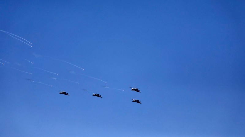 Các máy bay chiến đấu J-20 thả đạn mồi bẫy (Ảnh: Dwnews). Các máy bay chiến đấu J-20 thả đạn mồi bẫy (Ảnh: Dwnews).