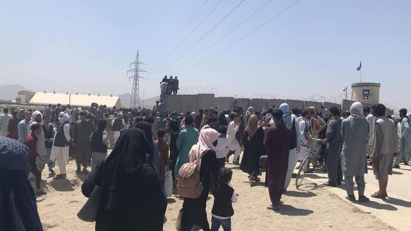 Người dân tụ tập xem đưa thi thể nạn nhân từ nóc nhà xuống đất (Ảnh:guancha).