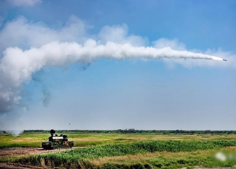 Phóng tên lửa phòng không trong điều kiện bị gây nhiễu nghiêm trọng (Ảnh: Đông Phương).