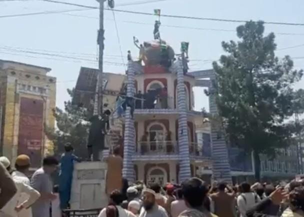 Người biểu tình bỏ cờ Taliban, treo quốc kì Afghanistan ở Jalalabad (Ảnh: Đông Phương).