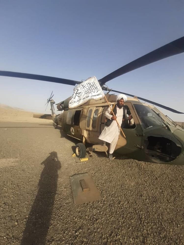 Lính Taliban chụp ảnh bên cạnh trực thăng UH-60 Black Hawk chiến lợi phẩm (Ảnh: jsxw). Lính Taliban chụp ảnh bên cạnh trực thăng UH-60 Black Hawk chiến lợi phẩm (Ảnh: jsxw).