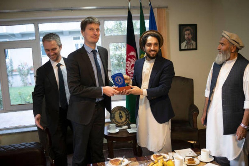 Ông Ahmad Massoud (giữa) tiếp Đại sứ Pháp David Martinon tại dinh thự ở Thung lũng Panjshir (Ảnh: Getty).
