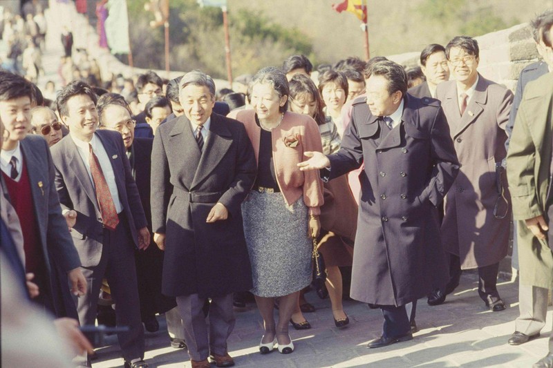 Thị trưởng Bắc Kinh Trần Hy Đồng (phải) đưa vợ chồng Nhật Hoàng đi thăm Vạn Lý Trường Thành (Ảnh: VCG).