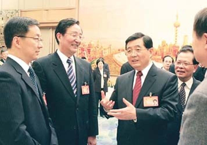 Các ông Hàn Chính, Trần Lương Vũ đón ông Hồ Cẩm Đào thăm Thượng Hải (Ảnh: creaders).