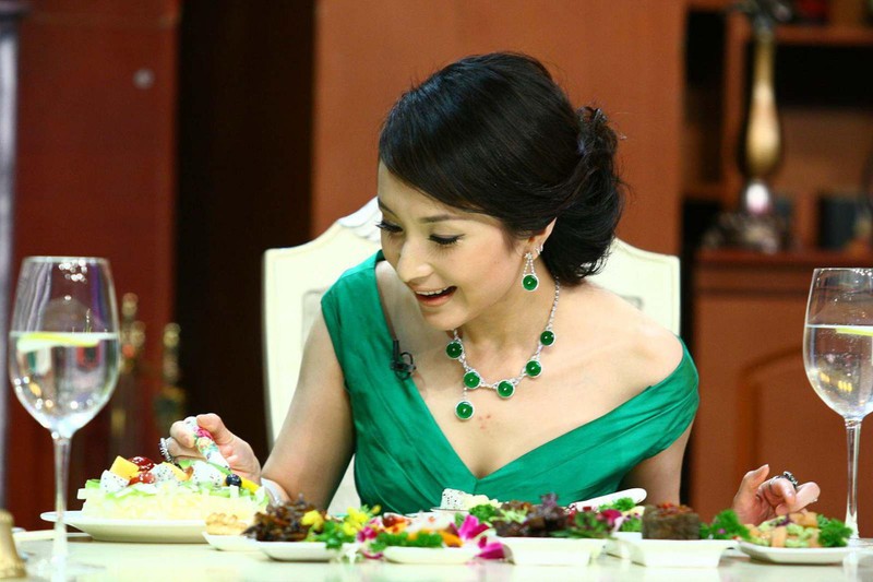 Thang Sán, nữ ca sĩ quân đội nổi tiếng, một trong số những người đẹp được Cốc Tuấn Sơn dâng cho Từ Tài Hậu (Ảnh: Dwnews).