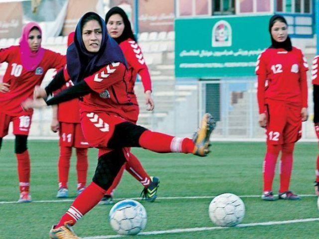 Các cầu thủ tập bóng những ngày còn tự do (Ảnh: AP).