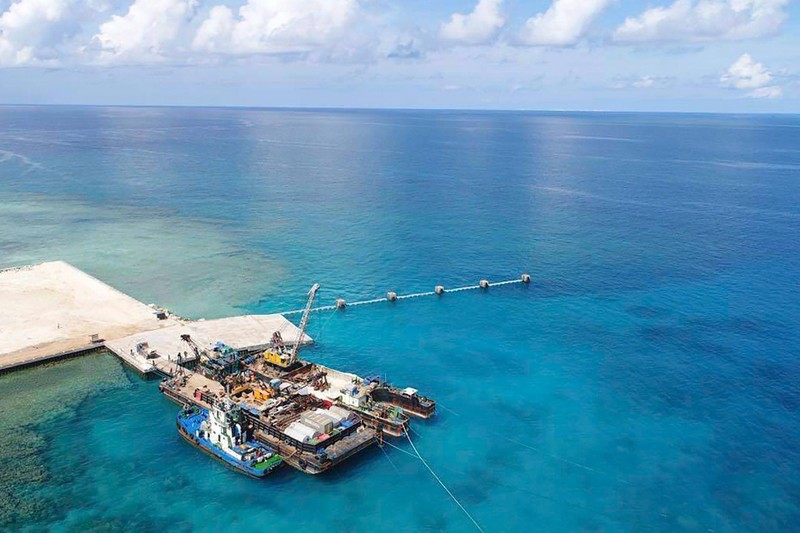 Trung Quốc bồi đắp, tôn tạo trái phép các đảo nhân tạo trên Biển Đông rồi tự ý tuyên bố lãnh hải 12 hải lý là hành động trái với luật quốc tế (Ảnh: Dwnews)