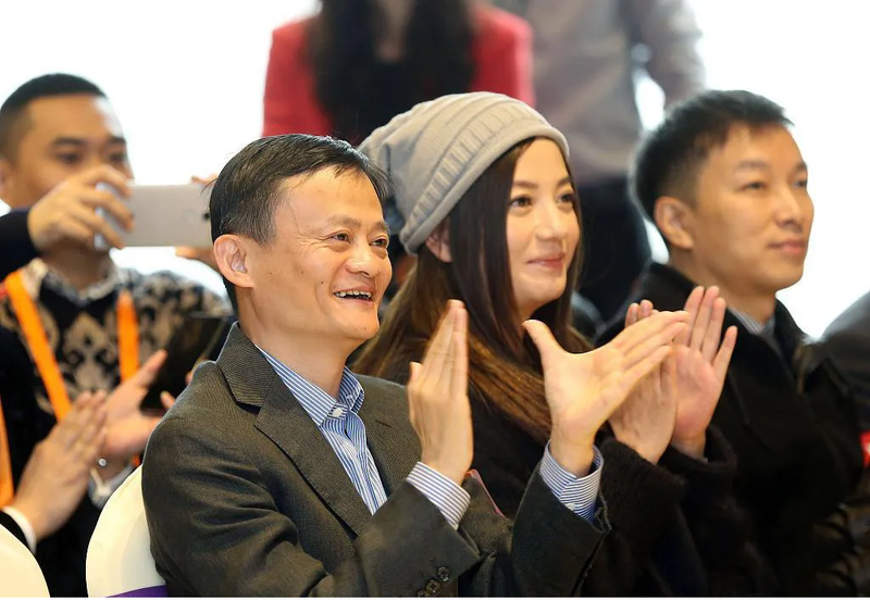 Triệu Vy và ông chủ Tập đoàn Alibaba Mã Vân (Ảnh: chinatimes).