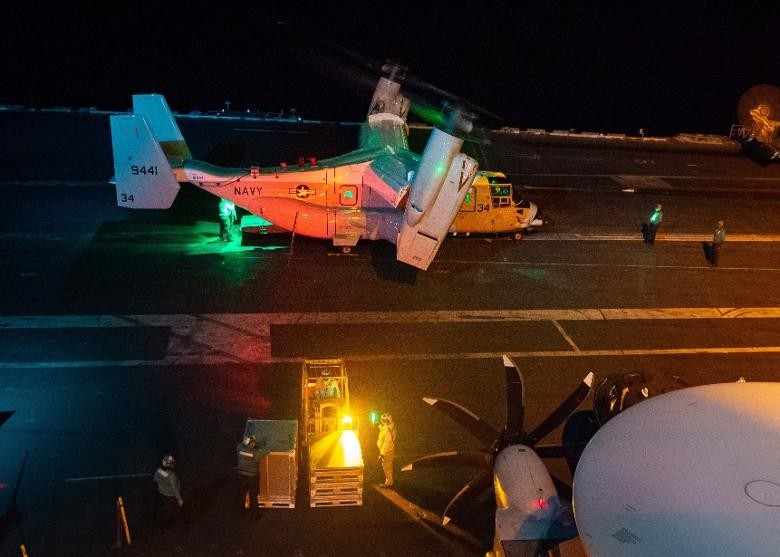 Máy bay vận tải CMV-22B cất cánh ban đêm trên tàu USS Carl Vinson (Ảnh: USNavy).
