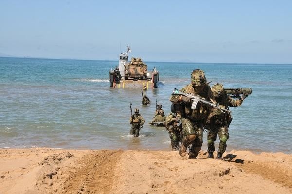 Lục quân Nhật diễn tập đổ bộ đánh chiếm đảo (Ảnh: Reuters).