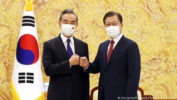 Triều Tiên phóng thử tên lửa ngay sau khi cuộc gặp giữa Ngoại trưởng Trung Quốc Vương Nghị và Tổng thống Hàn Quốc Moon Jae-in kết thúc (Ảnh: AP).