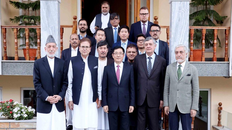 Ba đặc phái viên gặp các nhà lãnh đạo của chính phủ Afghanistan trước đây. Từ trái qua phải, hàng đầu: cựu Tổng thống Hamid Karzai, Muhammad Sadiq, Nhạc Hiểu Dũng, Zamir Kabulov và cựu Chủ tịch Ủy ban cấp cao về hòa giải dân tộc Abdullah (Ảnh: Dwnews). Ba đặc phái viên gặp các nhà lãnh đạo của chính phủ Afghanistan trước đây. Từ trái qua phải, hàng đầu: cựu Tổng thống Hamid Karzai, Muhammad Sadiq, Nhạc Hiểu Dũng, Zamir Kabulov và cựu Chủ tịch Ủy ban cấp cao về hòa giải dân tộc Abdullah (Ảnh: Dwnews).