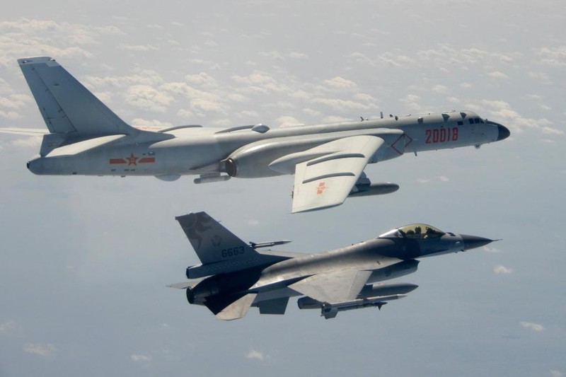 Tiêm kích F-16 của quân đội Đài Loan ngăn chặn máy bay ném bom H-6 của Trung Quốc bay vào không phận (Ảnh: CNA).