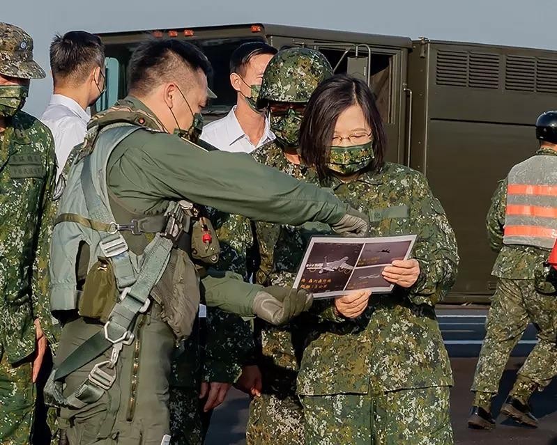 Bà Thái Anh Văn thị sát đơn vị không quân tại cuộc tập trận Hán Quang 37 vừa kết thúc (Ảnh: CNA).