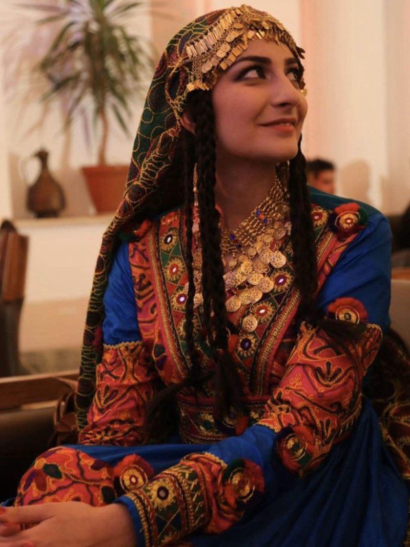 Waslat Hasratt Nazimi, người phụ trách về Afghanistan tại Deutsche Welle, đã đăng bức ảnh bà mặc trang phục truyền thống của Afghanistan lên Twitter, đồng thời bình luận rằng đây là Văn hóa Afghanistan, là trang phục của phụ nữ Afghanistan. (Twitter @ WasHasNaz) Waslat Hasratt Nazimi, người phụ trách về Afghanistan tại Deutsche Welle, đã đăng bức ảnh bà mặc trang phục truyền thống của Afghanistan lên Twitter, đồng thời bình luận rằng đây là Văn hóa Afghanistan, là trang phục của phụ nữ Afghanistan. (Twitter @ WasHasNaz)