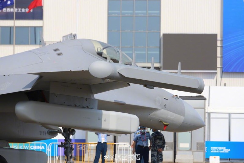 Các thùng tác chiến điện tử trên chiếc J-16D (Ảnh: QQ).