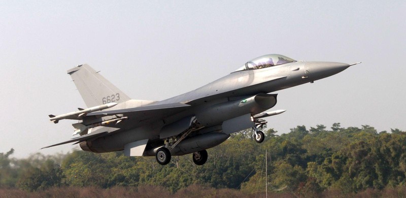 Mays bay F-16 của Đài Loan xuất kích (Ảnh: Dwnews).