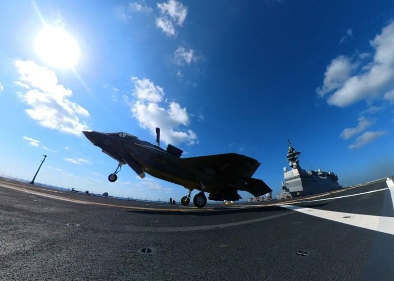 Chiếc F-35B chạy đà cất cánh trên tàu Izumo (Ảnh: Đông Phương).