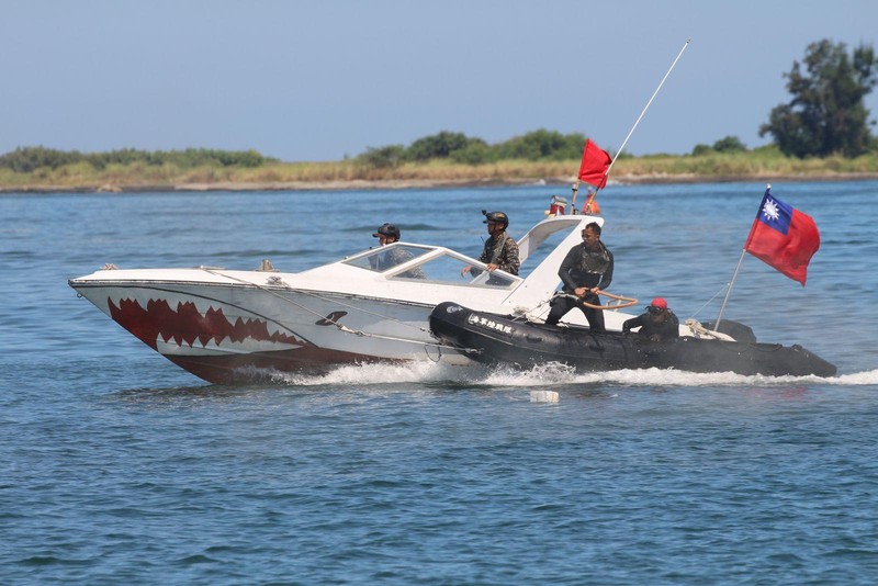 Lính thủy đánh bộ Đài Loan huấn luyện sử dụng xuồng đột kích (Ảnh: Dwnews)