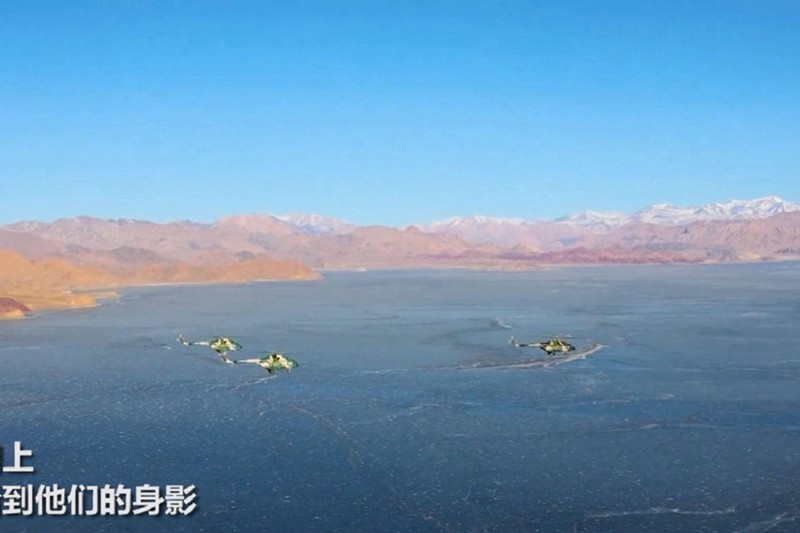 Trực thăng của quân đội Trung Quốc bay trên hồ Pangong đang đóng băng - nơi từng xảy ra tranh chấp kịch liệt năm ngoái (Ảnh: CCTV). Trực thăng của quân đội Trung Quốc bay trên hồ Pangong đang đóng băng - nơi từng xảy ra tranh chấp kịch liệt năm ngoái (Ảnh: CCTV).