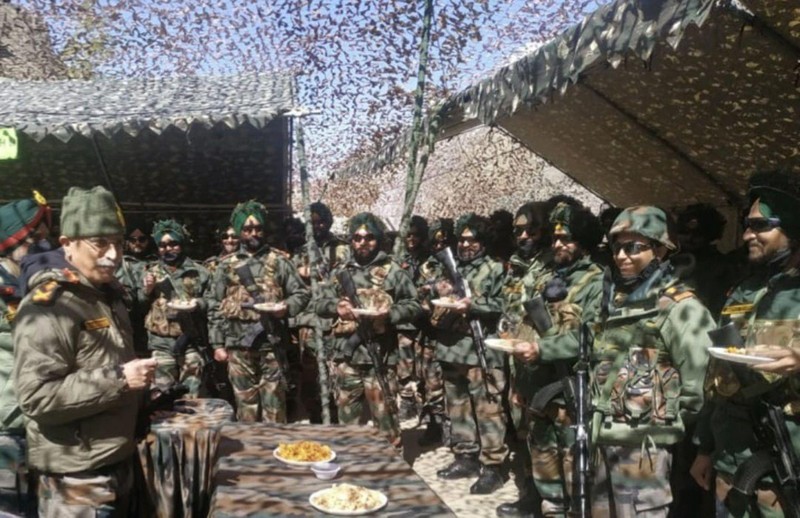 Tham mưu trưởng Lục quân Ấn Độ tướng Manoj Mukund Naravane (trái) thị sát quân đội ở tuyến một biên giới với Trung Quốc (Ảnh: Dwnews). Tham mưu trưởng Lục quân Ấn Độ tướng Manoj Mukund Naravane (trái) thị sát quân đội ở tuyến một biên giới với Trung Quốc (Ảnh: Dwnews).